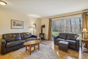 Cozy One-Bedroom Edgemont Condo with Ski Access & Fireplace B3